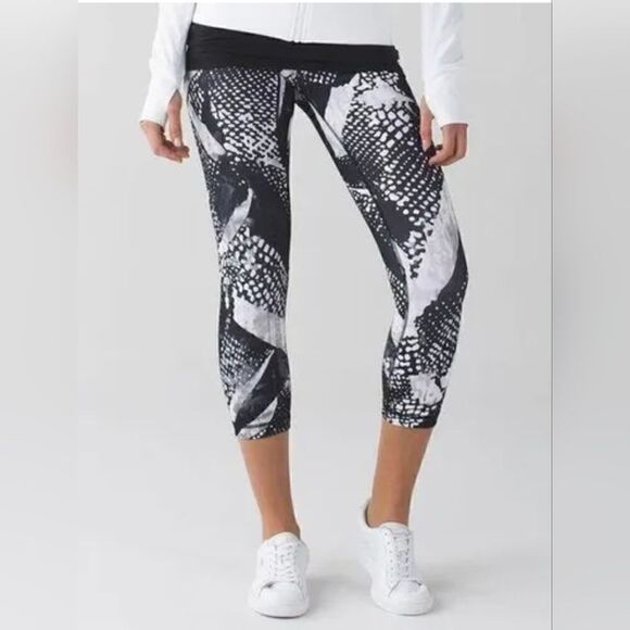 Lululemon Wunder Under Crop Mist White Black size 8 - Picture 1 of 5